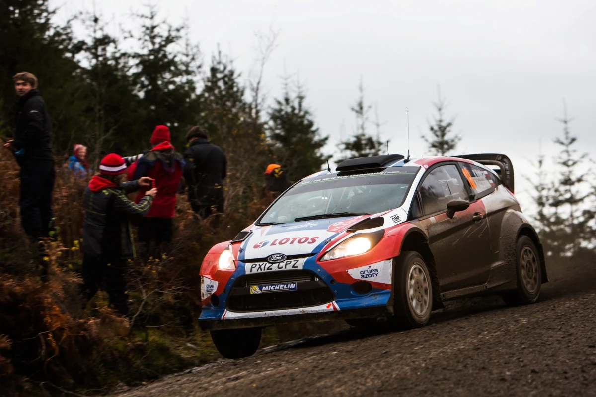 Francuz Sebastien Ogier (VW Polo WRC) prowadzi po siedemnastu odcinkach specjalnych Rajdu Wielkiej Brytanii, ostatniej eliminacji samochodowych mistrzostw świata. Robert Kubica (Ford Fiesta WRC) jest 12.