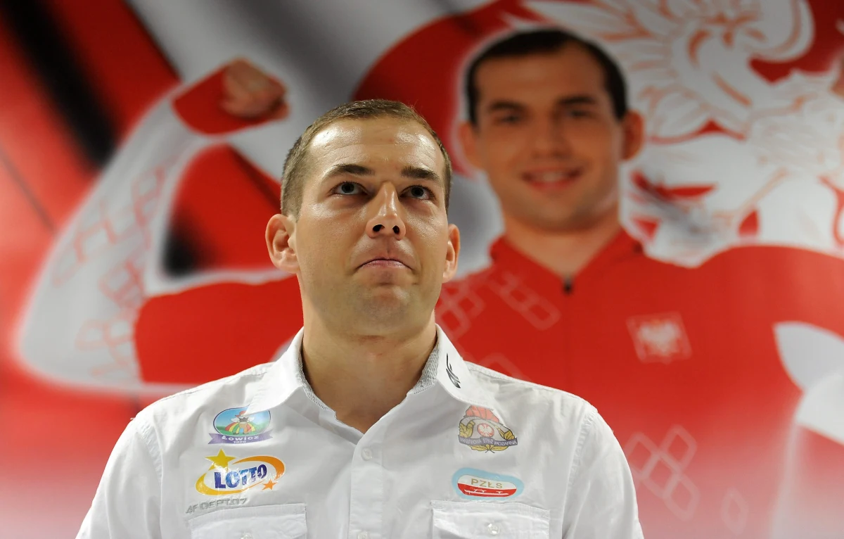 Mistrz olimpijski z Soczi w wyścigu łyżwiarskim na 1500 metrów Zbigniew Bródka zajął 14. miejsce na swoim koronnym dystansie w inauguracyjnych zawodach Pucharu Świata w japońskim Obihiro. Zwyciężył Holender Kjeld Nuis.