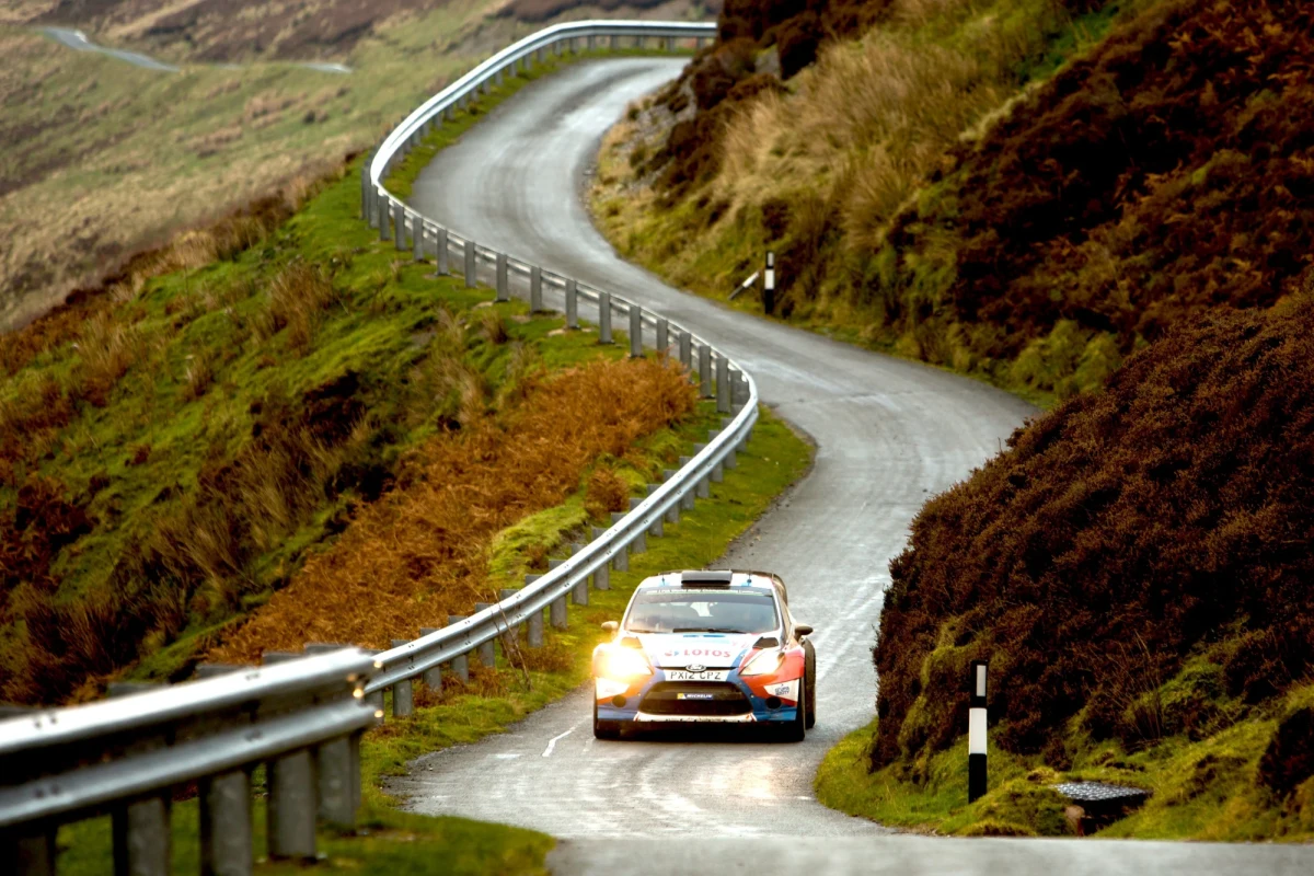 Sebastien Ogier (VW Polo WRC) wygrał Rajd Wielkiej Brytanii, ostatnią rundę tegorocznych mistrzostw świata. Robert Kubica (Ford Fiesta WRC) zajął 11. miejsce. Francuz już wcześniej zapewnił sobie drugi z rzędu tytuł. 