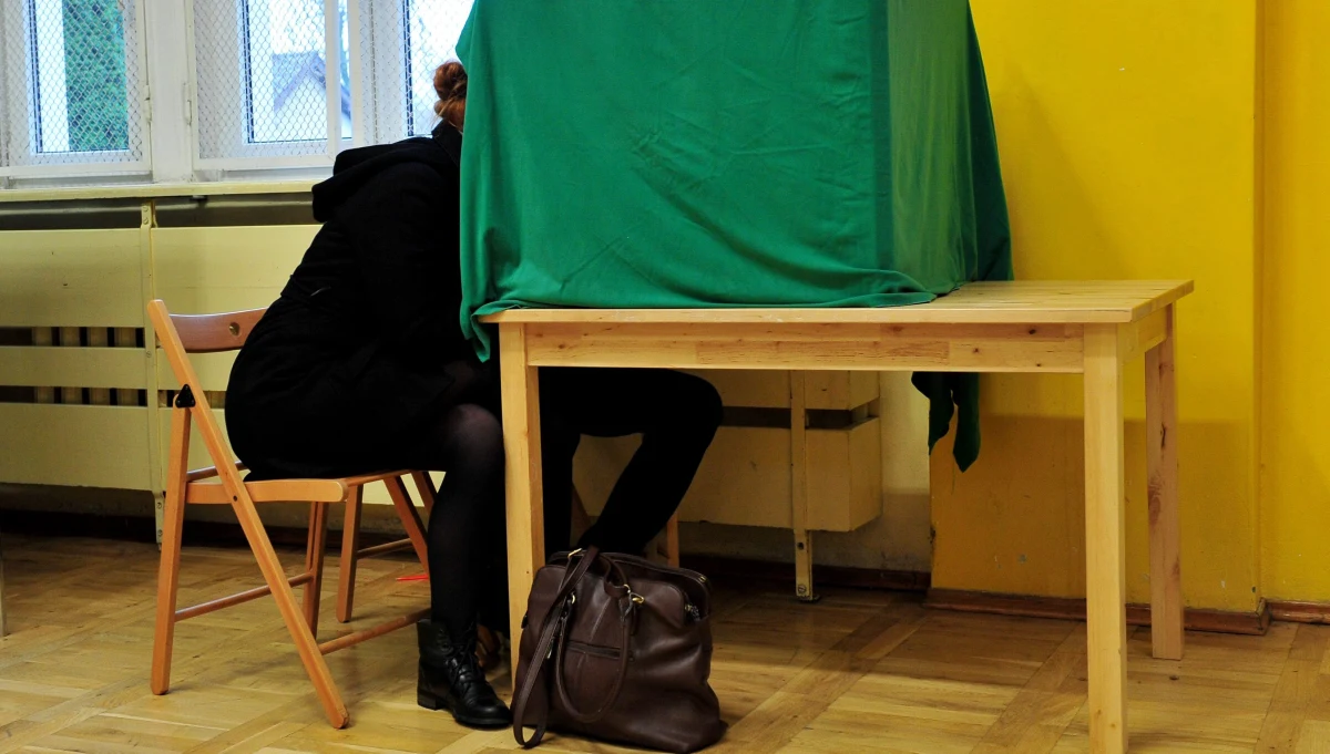 14.59 procent - tylu Polaków uprawnionych do głosowania poszło do urn do południa - poinformowała Centralna Komisja Wyborcza. W sumie doszło do 207 incydentów związanych m.in. naruszeniem ciszy wyborczej. 