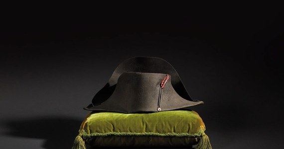 1 mln 884 tys. euro - taką cenę osiągnął na aukcji w podparyskim Fontainebleau kapelusz Napoleona. Cesarskie nakrycie głowy - jeden z 19 zachowanych charakterystycznych "pierogów" - kupił kolekcjoner z Korei Południowej. 