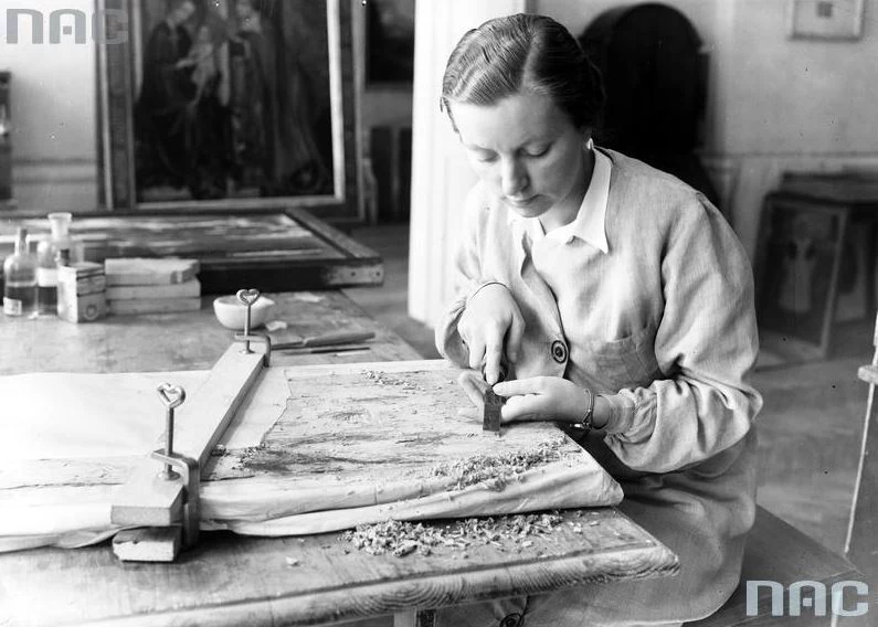 Kierownik pracowni konserwacji obrazów mgr Anna Skraszanka podczas pracy. Fotografia z 1936 roku