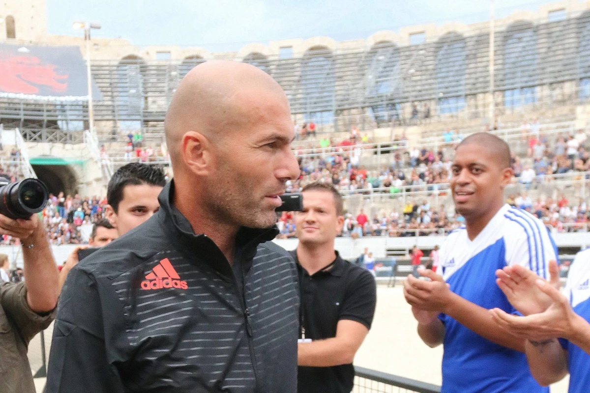 Najstarszy syn piłkarza Zinedine'a Zidane'a - Enzo, zadebiutował w pierwszym składzie drużyny rezerw Realu Madryt w meczu trzeciej ligi hiszpańskiej z Conquense (2:1). Jego ojciec jest asystentem trenera tej drużyny.