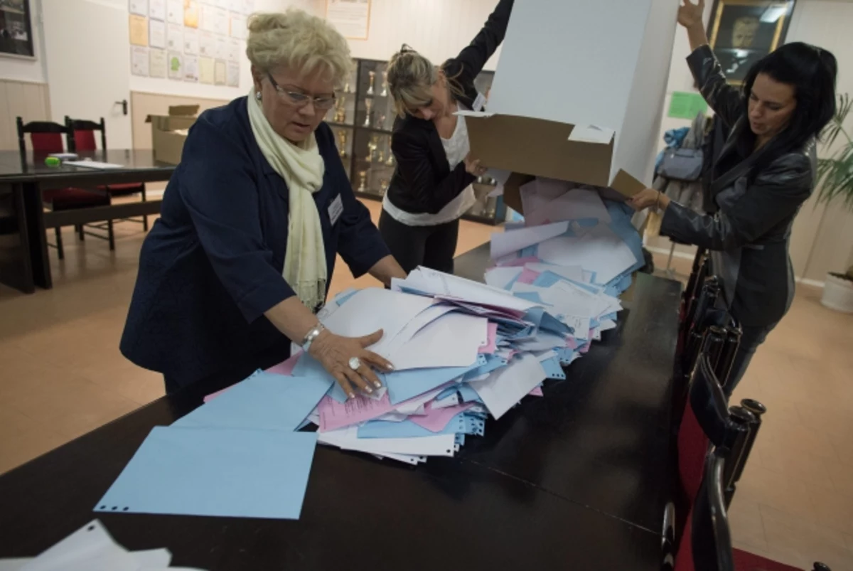 „Teraz system działa bez problemu” – zapewnia w rozmowie z reporterem RMF FM Romuald Drapiński, dyrektor ds. informatyki z PKW. W nocy były problemy z logowaniem się do serwisu zliczającego głosy. „Zostało to zdiagnozowane i naprawione o godzinie 00:27 i do tej pory działa bez problemu” – twierdzi Drapiński. „To zwykłe problemy programistyczne, drobne, które w testach nie wyszły albo nie zostały wykryte. Ich liczba jest istotnie spora, rzędu 8-10 drobnych, ale każdy z nich to jest kwestia pół godziny do analizy, naprawienia i poprawienia” – zapewnia.