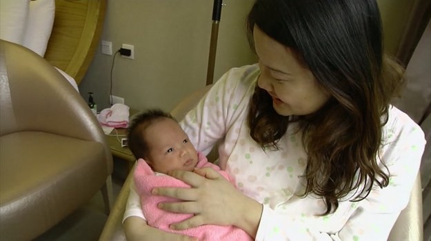 "Zuo yue zi" to w kulturze chińskiej 30-dniowy okres odosobnienia kobiety po porodzie. Tradycyjnie nie może ona w tym czasie podejmować żadnego wysiłku fizycznego, w tym nawet czynności związanych z opieką nad dzieckiem; nie może też opuszczać swojego pokoju, a nawet... brać kąpieli. Współcześnie coraz mniej młodych Chinek przestrzega jednak tych surowych zasad. Zamiast tego kobiety decydują się na skorzystanie z oferty luksusowych hoteli dla matki i dziecka. Jest tylko jeden warunek - by pozwolić sobie na taki pobyt, trzeba mieć naprawdę dobrą sytuację materialną.


Wiele z tych hoteli przypomina 5-gwiazdkowe ośrodki spa. Młode matki mają w nich nieograniczony dostęp do zabiegów pielęgnacyjnych i relaksacyjnych. Wykwalifikowane pielęgniarki zajmują się noworodkami, nie angażując matek nawet do ich karmienia (dzieciom podawane jest mleko odciągnięte z piersi matki lub modyfikowane).


- Nie żałujemy pieniędzy na tego typu usługi - mówi Claudia, która postanowiła spędzić "zuo yue zi" w ekskluzywnym hotelu dla matki i dziecka na Tajwanie. - To bardziej atrakcyjne niż siedzenie po porodzie w domu - podkreśla. Chociaż w kręgu kultury zachodniej kontrowersje może budzić fakt, że świeżo upieczona matka skupia się na sobie i rezygnuje z zajmowania dzieckiem, to nie da się zaprzeczyć, że poporodowa regeneracja jest kobiecie bardzo potrzebna. Czy i tym razem dalekowschodnie obyczaje okażą się dla nas inspiracją?