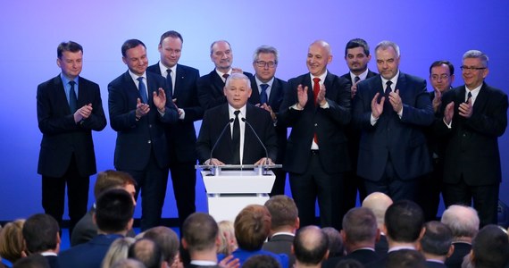 "Zjednoczenie przyniosło nam sukces; to jest pierwszy krok do tego, by w Polsce doszło do bardzo daleko idących zmian" - tak wybory samorządowe podsumował prezes Prawa i Sprawiedliwości Jarosław Kaczyński. Zaznaczył, że choć PiS i jego sojusznicy są "uradowani" wyborczym zwycięstwem, to nie będzie ono dla nich demobilizujące. "Wiemy, że przed nami jest bardzo, bardzo dużo pracy" - zaznaczył.