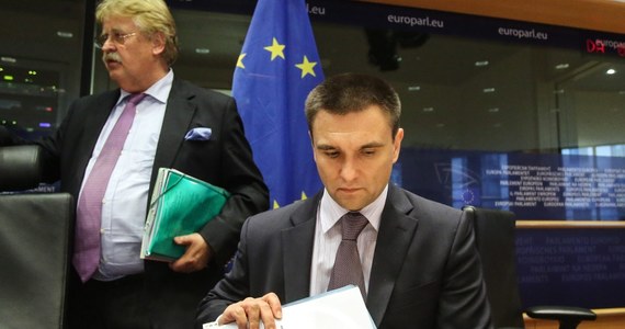 Unia Europejska obejmie sankcjami wizowymi i finansowymi kolejnych prorosyjskich separatystów ze wschodniej Ukrainy. Obradujący w Brukseli szefowie dyplomacji państw UE zlecili przygotowanie rozszerzonej czarnej listy do końca listopada - podały źródła dyplomatyczne.