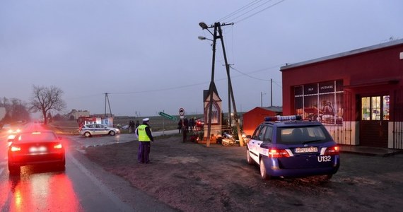 Sprawca śmiertelnego wypadku w Uchorowie pod Poznaniem usłyszał dwa zarzuty. W niedzielę pijany kierowca potrącił młodą kobietę idącą poboczem. 