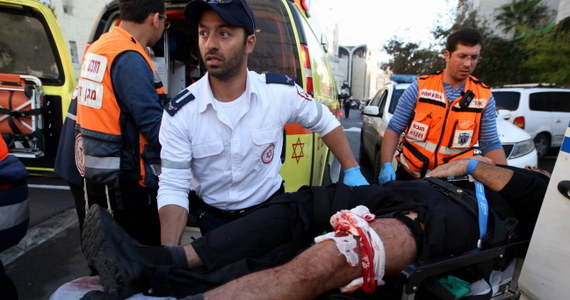 Cztery osoby zginęły w ataku dwóch uzbrojonych w noże i siekiery Palestyńczyków na jedną z synagog w Jerozolimie. Napastnicy zostali zastrzeleni przez policję. Premier Izraela Benjamin Netanjahu oświadczył, że jego kraj "ostro odpowie" na ten atak. 