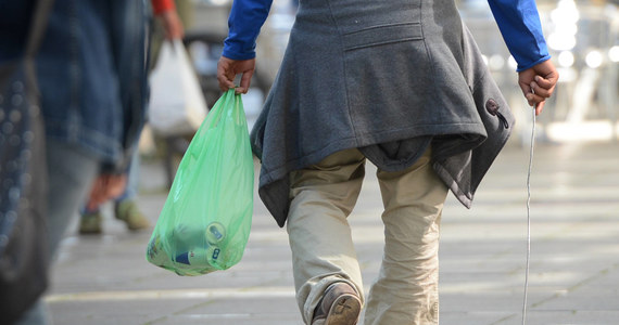 Unia Europejska zrobiła duży krok ku ograniczeniu zużycia toreb plastikowych - rocznie zużywa się ich w UE kilkadziesiąt miliardów. W Brukseli zawarto wstępne porozumienie; nowe przepisy mają szansę wejść w życie w przyszłym roku. 