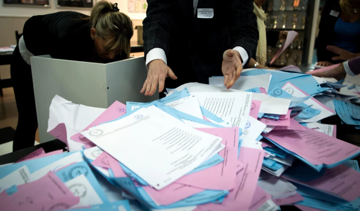 Miejska Komisja Wyborcza w Krakowie przerywa pracę. Z powodu błędów w systemie informatycznym od jutra zacznie ręcznie zliczać głosy do rady miasta i sejmiku województwa małopolskiego. Nie można również policzyć głosów do sejmiku śląskiego.