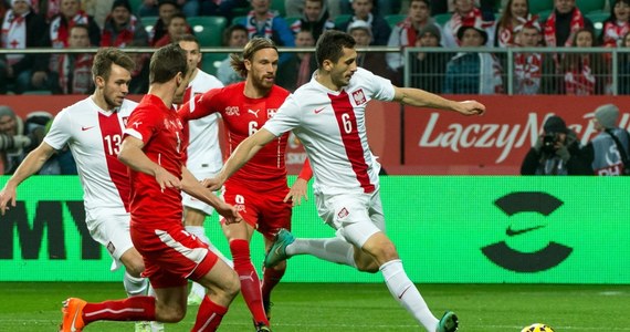 Piłkarska reprezentacja Polski zremisowała ze Szwajcarią 2:2 w meczu towarzyskim rozgrywanym we Wrocławiu. Wynik spotkania otworzył już w 4. minucie Josip Drmic, a tuż przed końcem pierwszej połowy do siatki trafił Artur Jędrzejczyk. W 61. minucie pięknym i celnym strzałem z rzutu wolnego popisał się Arkadiusz Milik. Niestety w 87. minucie wyrównał Fabian Frei. Biało-czerwoni grali już wtedy w dziesiątkę po czerwonej kartce dla Michała Żyry.