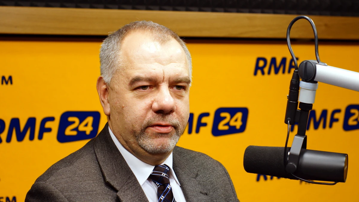 "Państwowa Komisja Wyborcza po kilka razy dziennie kompromituje się i ktoś musi za to odpowiedzieć" - mówi polityk PiS i kandydat na prezydenta Warszawy Jacek Sasin w Kontrwywiadzie RMF FM. "Prawo i Sprawiedliwość proponuje komisję śledczą w tej sprawie. Nie może być tak, że PKW jest poza wszelką kontrolą" - zaznacza i dodaje, że ma duże wątpliwości odnośnie do wyników wyborów, przedstawianych przez komisję. "Przy tym, co się dzieje, to już nic mnie nie zdziwi. Nie może być tak, że mamy pewne badania sondażowe i mamy wielką kompromitację przy liczeniu głosów". "Wnioski o odwołanie członków PKW to jest minimum w takiej sytuacji" - komentuje Sasin i dodaje, że jeśli wybory jednak wygra PO, to jest argument, żeby jeszcze raz te głosy przeliczyć.