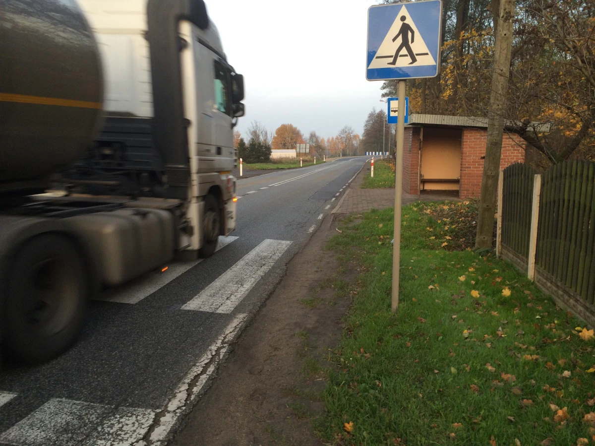 Do sklepu jadą samochodem, bo boją się iść pieszo. Mieszkańcy wsi Ose na Dolnym Śląsku, położonej przy ruchliwej drodze krajowej numer 25, od kilku lat walczą o chodnik, od urzędników nie mogą się doprosić jednak nawet poszerzenia pobocza. Zgłoszeniem z Gorącej Linii zajął się reporter RMF FM Bartłomiej Paulus, który będzie interweniował w tej sprawie w Generalnej Dyrekcji Dróg Krajowych i Autostrad we Wrocławiu.