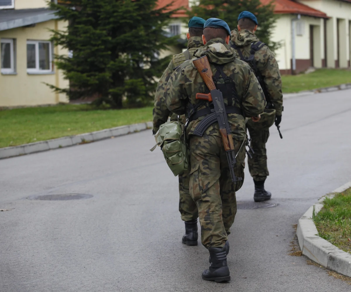 Mieli odejść w atmosferze skandalu, a znaleźli nowe, ciepłe posady. Dwaj oficerowie z Koszalina, którzy zadecydowali o wojskowej asyście na pogrzebie stalinowskiego prokuratora nie odeszli ze służby. Minister obrony, który zapowiadał ich odwołanie, nie widzi w całej sprawie problemu.