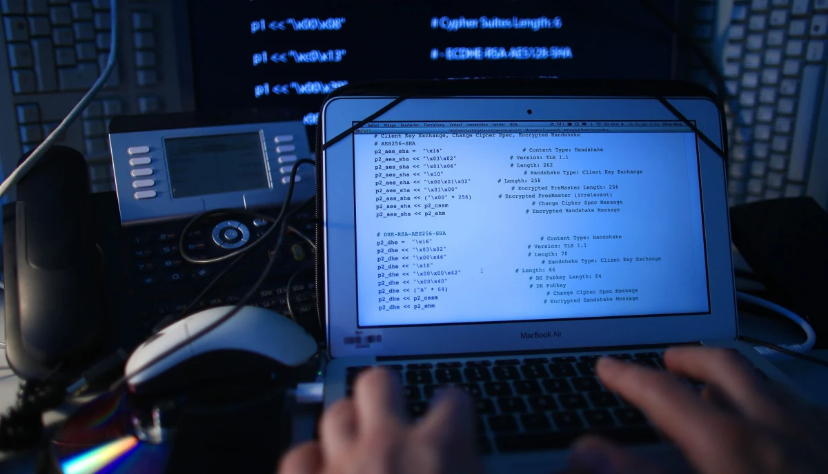 Polska nie jest przygotowana na ataki cyberprzestępców? Ze słów Janusza Skulicha szefa Rządowego Centrum Bezpieczeństwa wynika, że takie kompromitujące wpadki jak atak hakerów na jeden z serwerów Państwowej Komisji Wyborczej będą się powtarzać.