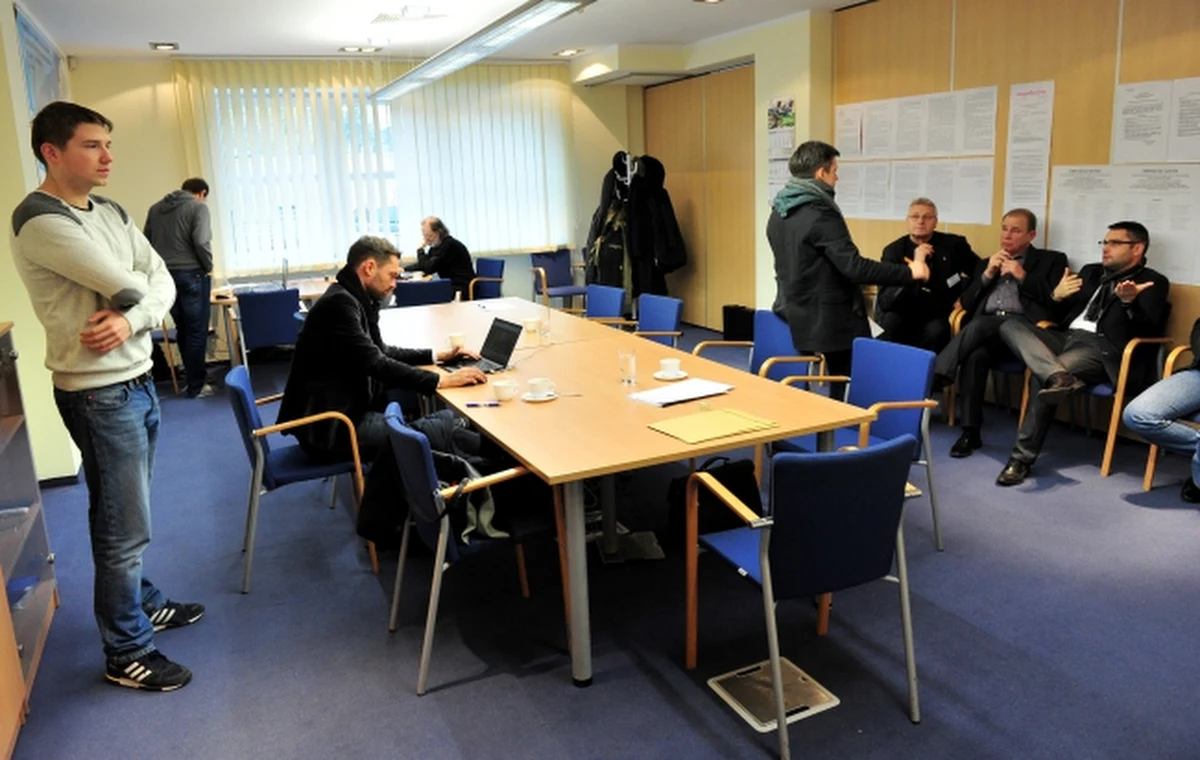 Wciąż nie wiadomo, kiedy poznamy ostateczne wyniki niedzielnych wyborów samorządowych. Sędzia PKW Stanisław Kosmal po południu przyznał, że nie potrafi odpowiedzieć na pytanie, kiedy będą znane wyniki. 