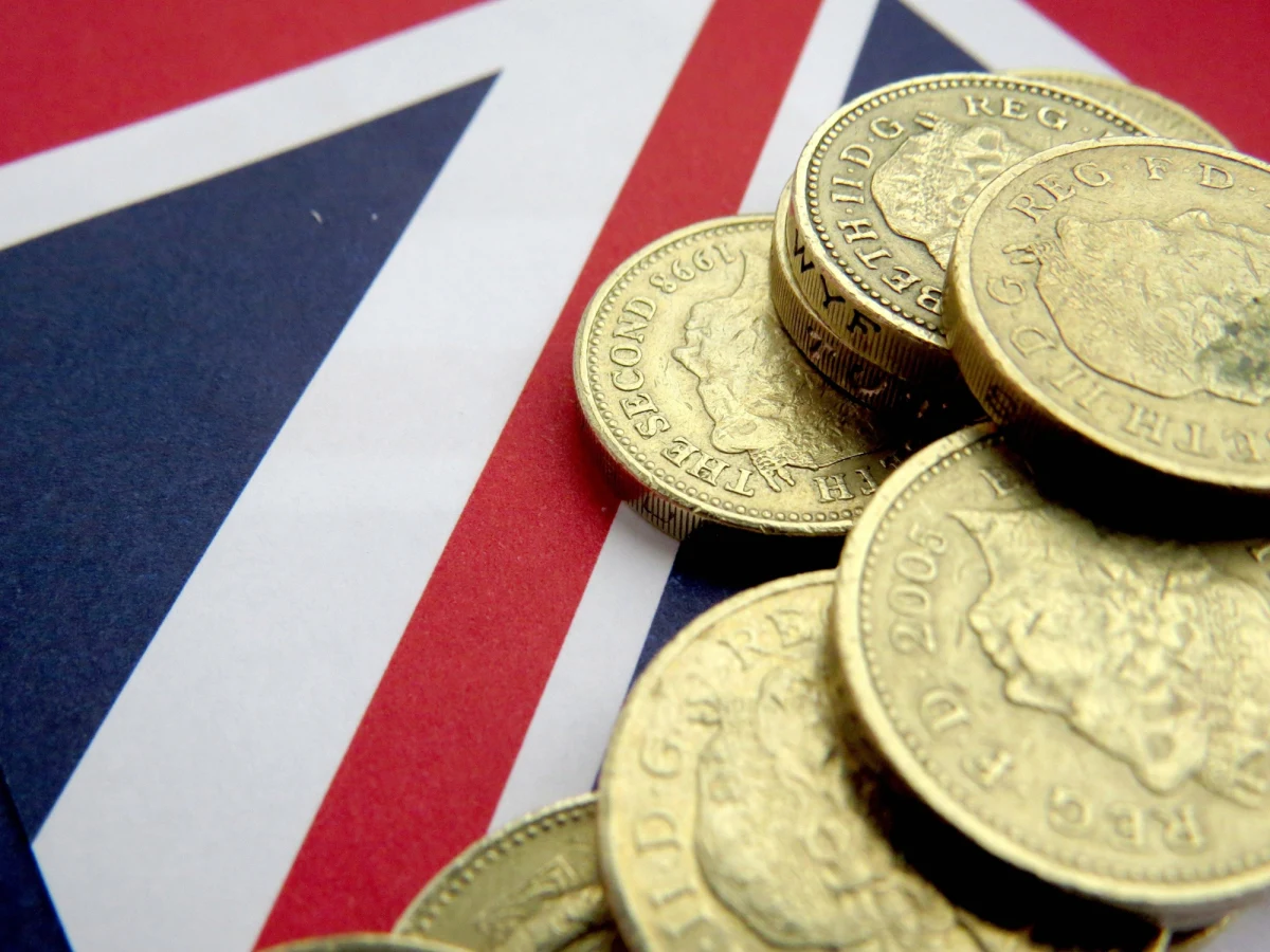 Wschodząca gwiazda brytyjskiej lekkoatletyki Karla Drew przewidziała wyniki 10 piłkarskich meczów towarzyskich u bukmachera. Dzięki temu za postawione pięć funtów wzbogaciła się o 50 tysięcy funtów. 