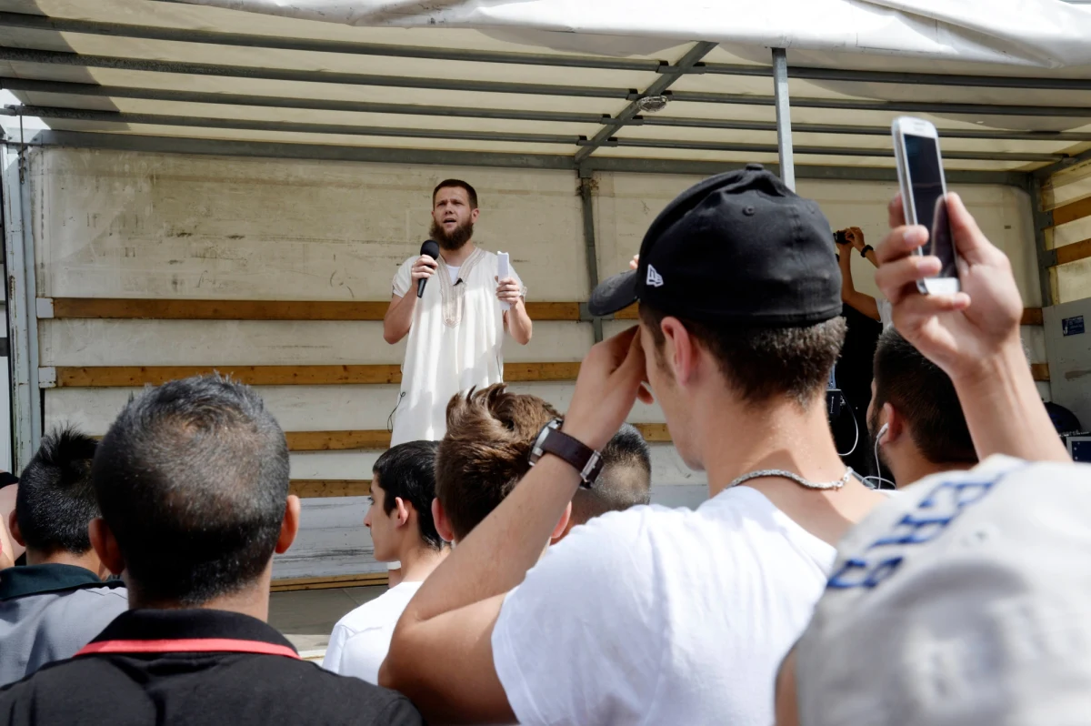 Niemieccy salafici, powiązani z terrorystami wyznawcy najbardziej radykalnej odmiany islamu, chcą nawracać Polaków. Już nad tym pracujemy - mówi "Gazecie Wyborczej" ich przywódca.