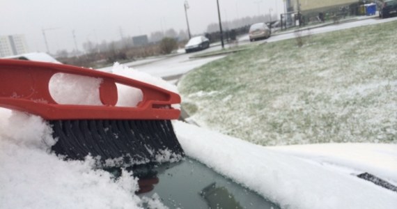 Trudne warunki do jazdy mieli o poranku kierowcy na Podlasiu. W regionie w nocy ze środy na czwartek padał śnieg, podobnie było rano. Na trasy wyjechało 17 pługów i solarek.