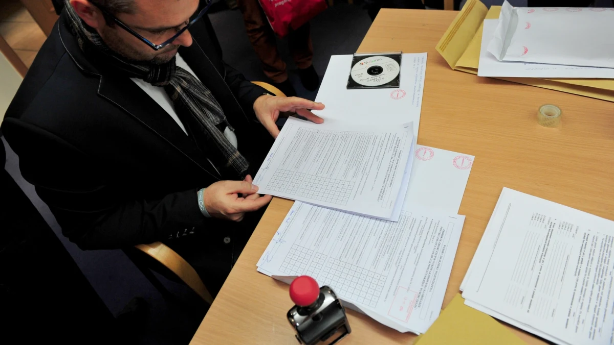 Niezależnie od zaklęć ze strony różnych polityków, głównie z koalicji rządowej, wyniki wyborów samorządowych, zwłaszcza do sejmików wojewódzkich i części rad miejskich, nie są niewiarygodne. Dla dobra demokracji należałoby je powtórzyć. Poza tym, społeczeństwo nie kupi już więcej hasła "Polacy, nic się nie stało".