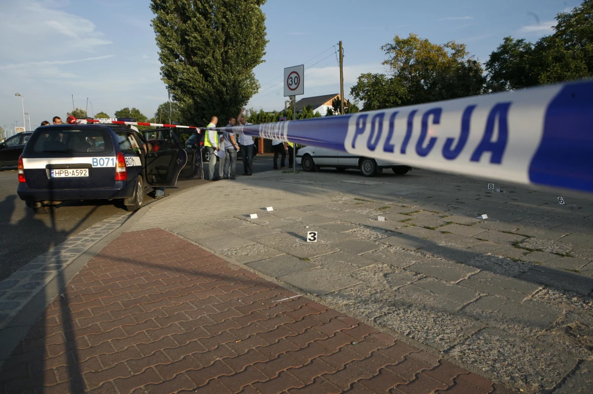 Świętokrzyscy policjanci ustalają przyczyny śmierci 65-letniego mężczyzny, którego zwłoki znaleziono na zewnątrz na terenie... szpitala w Ostrowcu Świętokrzyskim. Wiadomo, że wczoraj pomagali mu lekarze z Pogotowia Ratunkowego. 