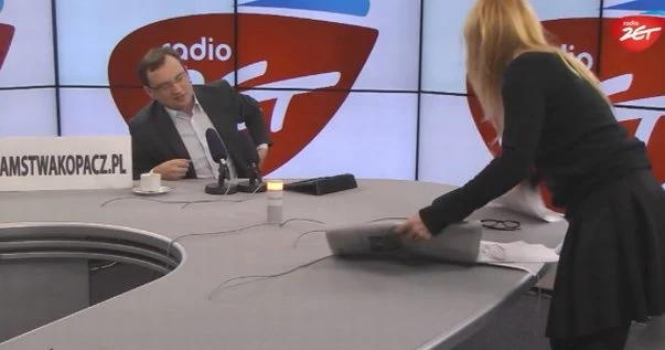 Wściekła Olejnik wychodzi ze studia              fot. radio ZET