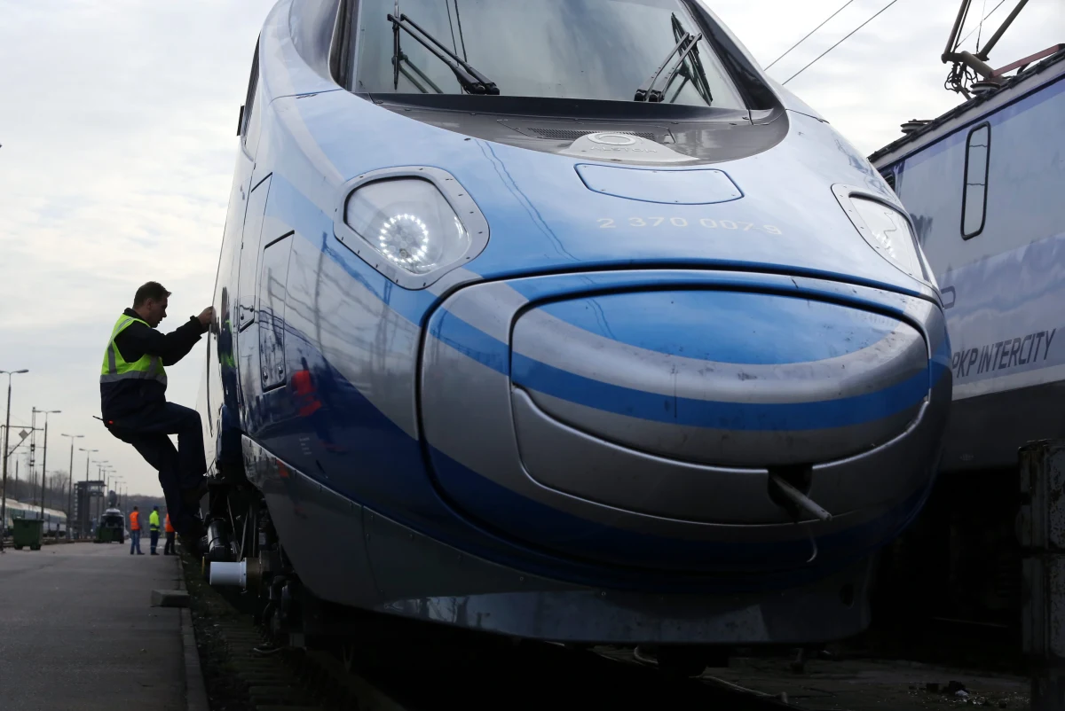 14 milionów euro mniej dostanie z Unii Europejskiej PKP InterCity na zakup pociągów Pendolino. Komisja Europejska obniżyła dofinansowanie tego kluczowego dla kolei projektu z prawie 88 do 74 milionów euro. To oznacza, że PKP musi znaleźć 58 milionów złotych, by domknąć finansowanie 20 składów Pendolino.