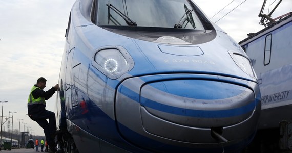14 milionów euro mniej dostanie z Unii Europejskiej PKP InterCity na zakup pociągów Pendolino. Komisja Europejska obniżyła dofinansowanie tego kluczowego dla kolei projektu z prawie 88 do 74 milionów euro. To oznacza, że PKP musi znaleźć 58 milionów złotych, by domknąć finansowanie 20 składów Pendolino.