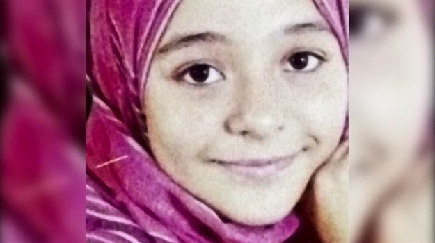 To dramat, którego nie sposób opisać słowami. 13-letnia Egipcjanka Soheir el-Batea została wysłana przez swoich rodziców na zabieg obrzezania, polegający na wycięciu części zewnętrznych żeńskich narządów płciowych. W wyniku powikłań po zabiegu - który najprawdopodobniej był przeprowadzany w warunkach urągających bezpieczeństwu i higienie - dziecko zmarło. 


Być może jednak tragiczna śmierć Soheir nie pójdzie na marne. Prawnicy i aktywiści chcą, by przypadek ten skłonił egipskich prawodawców do faktycznego wprowadzenia w życie ustawy uchwalonej jeszcze w 2008 r., zakazującej żeńskiego obrzezania. Na razie jest to martwy przepis, a praktyka brutalnego okaleczania dziewcząt jest w Egipcie wciąż powszechna. Jej zwolennicy twierdzą, że jest ono słuszne ze względów moralnych i higienicznych, a kobiety, których nie poddano zabiegowi, nie znajdą męża...
