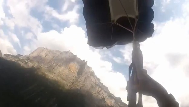 BASE jumping to sport ekstremalny, polegający na skakaniu ze spadochronem z obiektów budowlanych, takich jak wieżowce czy mosty, ale też z obiektów naturalnych, jak urwiska. O tym, jak niebezpieczne jest to hobby, przekonał się na własnej skórze bohater tego filmu, który na początku tego roku skoczył ze spadochronem z klifu w Lauterbrunnen w Alpach szwajcarskich. Dramatyczny rozwój wypadków po skoku zarejestrowała kamerka, którą mężczyzna miał zamocowaną na kasku. 


Początkowo wszystko szło dobrze, jednak w pewnym momencie sznury spadochronu skręciły się i splątały. Skoczek z ogromną siłą uderzył o skalną ścianę, a potem spadł w dół. Mężczyzna przeżył upadek – ale jego miednica była pęknięta w trzech miejscach. Po skomplikowanej operacji przez 9 miesięcy był poddawany rehabilitacji (3 miesiące z tego okresu spędził na wózku inwalidzkim). Swój wypadek śmiałek skomentował tak: „Każdy popełniony błąd to nowa lekcja”. 