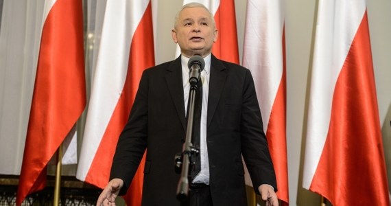 "Chciałbym bardo mocno podkreślić i zaapelować do wyborców o to: powinni wziąć udział w tych wyborach. Proszę ich o to serdecznie. Proszę ich o to, żeby się nie zniechęcali. Mamy wielki problem wiarygodności tych wyborów, ale to nie oznacza, żeby nie brać w nich udziału" - oświadczył w Radomiu Jarosław Kaczyński, nawołując do uczestnictwa w drugiej turze wyborów samorządowych. "Trzeba głosować. W ten sposób bronić polskiej demokracji" - dodał. 