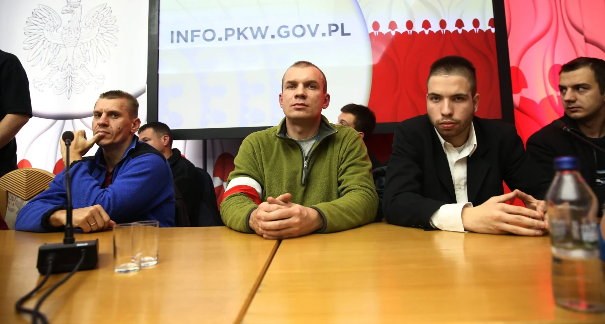 Kilkadziesiąt osób wdarło się wieczorem do siedziby Państwowej Komisji Wyborczej w Warszawie. Domagają się dymisji przedstawicieli PKW. Z kolei w Krakowie kilkaset osób protestowało przeciwko - jak mówili - sfałszowaniu wyników wyborów samorządowych. Z biało-czerwonymi flagami przeszli z Rynku Głównego przed budynek Urzędu Wojewódzkiego gdzie pracuje komisja wyborcza. 