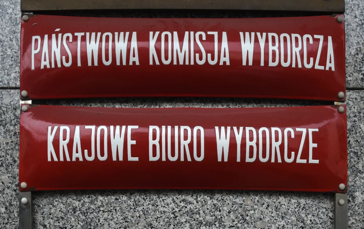 Państwowa Komisja Wyborcza o poranku wznowiła liczenie głosów po tym, jak jej pracę przerwali demonstranci, którzy domagali się dymisji wszystkich członków komisji. W nocy przekazano z kolei oficjalne wyniki do sejmików w województwach: małopolskim, świętokrzyskim i warmińsko-mazurskim. Wcześniej przekazano informacje o wynikach wyborów do sejmiku woj. kujawsko-pomorskiego i opolskiego.