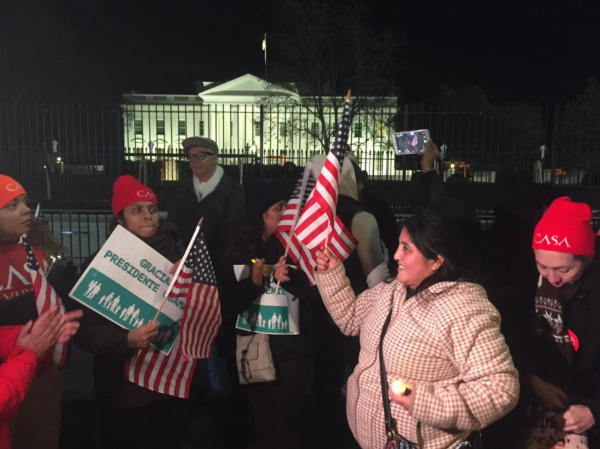 Prawie 5 z 11,2 mln nielegalnych imigrantów żyjących w USA może liczyć na czasowe zalegalizowanie pobytu i zgodę na pracę w wyniku ogłoszonych przez Baracka Obamę dekretów. "Deportowanie milionów osób jest nierealne" - tłumaczył amerykański prezydent. Nowe przepisy dotyczą osób, które żyją w USA minimum pięć lat i są rodzicami dzieci, które mają amerykańskie obywatelstwo lub uregulowany status, a także nie były karane. Po tych decyzjach przed Białym Domem wybuchła euforia. Jak donosi korespondent RMF FM Paweł Żuchowski, powiewały amerykańskie flagi, słychać było okrzyki: "Obama dziękujemy!".  