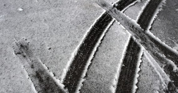 Uwaga kierowcy! Po opadach śniegu i deszczu połączonego ze śniegiem w województwie podlaskim, kujawsko-pomorskim, warmińsko-mazurskim oraz lubelskim na drogach są trudne warunki do jazdy. Policja apeluje do kierowców o ostrożność. 