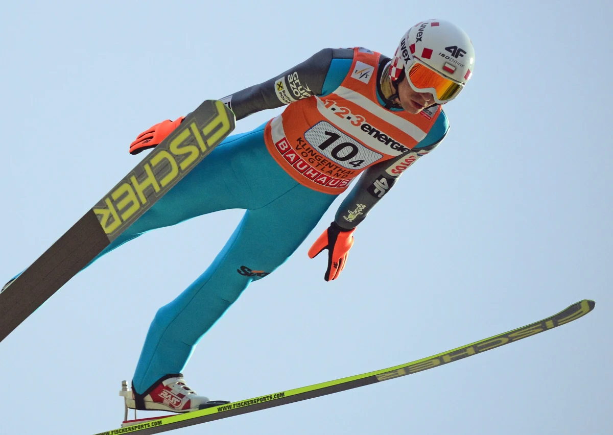 Siedmiu Polaków wystąpi dziś w rozpoczynających sezon kwalifikacjach do konkursu skoków narciarskich w niemieckim Klingenthal. Biało-czerwoni zapewniają, że przygotowania przebiegły bez problemów. "Każdy jest tutaj mocny" - mówi Jan Ziobro. Oprócz niego na skoczni zobaczymy dziś również Macieja Kota, Piotra Żyłę, Dawida Kubackiego, Bartłomieja Kłuska, Stefana Hulę i oczywiście Kamila Stocha. Podwójny mistrz olimpijski - według bukmacherów - jest jednym z najpoważniejszych kandydatów do zdobycia Kryształowej Kuli. 