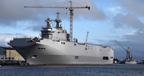 Francuskie władze obawiają się, że rosyjscy marynarze mogą pokusić się o wyjście w morze na sprzedanym Moskwie mistralu bez  oficjalnej decyzji o jego dostawie - piszą rosyjskie media powołując się na francuską prasę. Przed dwoma dniami dziennik "Le Figaro" napisał, że właśnie z tego powodu 17 listopada nie chciano wpuścić rosyjskich marynarzy na pokład mistrala o nazwie "Władywostok", którzy w stoczni Saint-Nazaire szkolą się w obsłudze dwóch helikopterowców dla Rosji. 