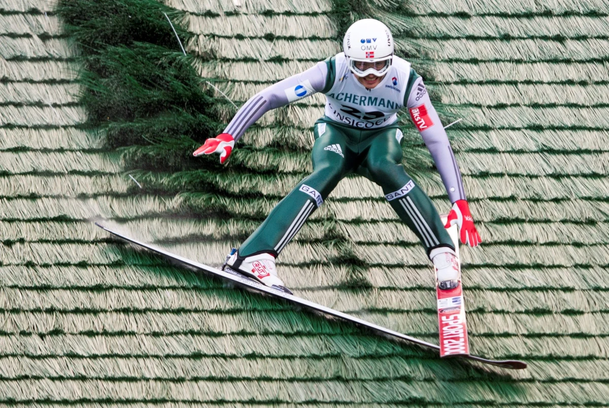 Norweski skoczek narciarski Phillip Sjoeen miał groźnie wyglądający upadek podczas treningu przed kwalifikacjami do pierwszego konkursu Pucharu Świata w Klingenthal. 18-latek skoczył bardzo daleko, ale po lądowaniu na 148. metrze upadł.