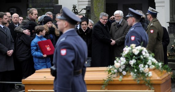 Jadwiga Jaraczewska, młodsza córka Józefa Piłsudskiego, pilotka służby pomocniczej RAF podczas wojny, została pochowana na warszawskich Powązkach. Spoczęła w rodzinnym grobie. Uroczystości pogrzebowe odbyły się w asyście honorowej żołnierzy Wojska Polskiego. 