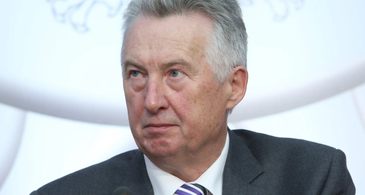 Stefan Jaworski, który w piątek złożył dymisję z z funkcji przewodniczącego PKW, pracuje pięć godzin dziennie i bierze za to ponad sześć tysięcy złotych- twierdzi sobotni "Fakt". Do pracy w PKW, w której do kilkunastu tysięcy złotych sędziowskiej pensji dorabia 6180 zł, w czwartek przyjechał służbową limuzyną po godzinie 10, a już o 15 mknął do domu na obiad. 