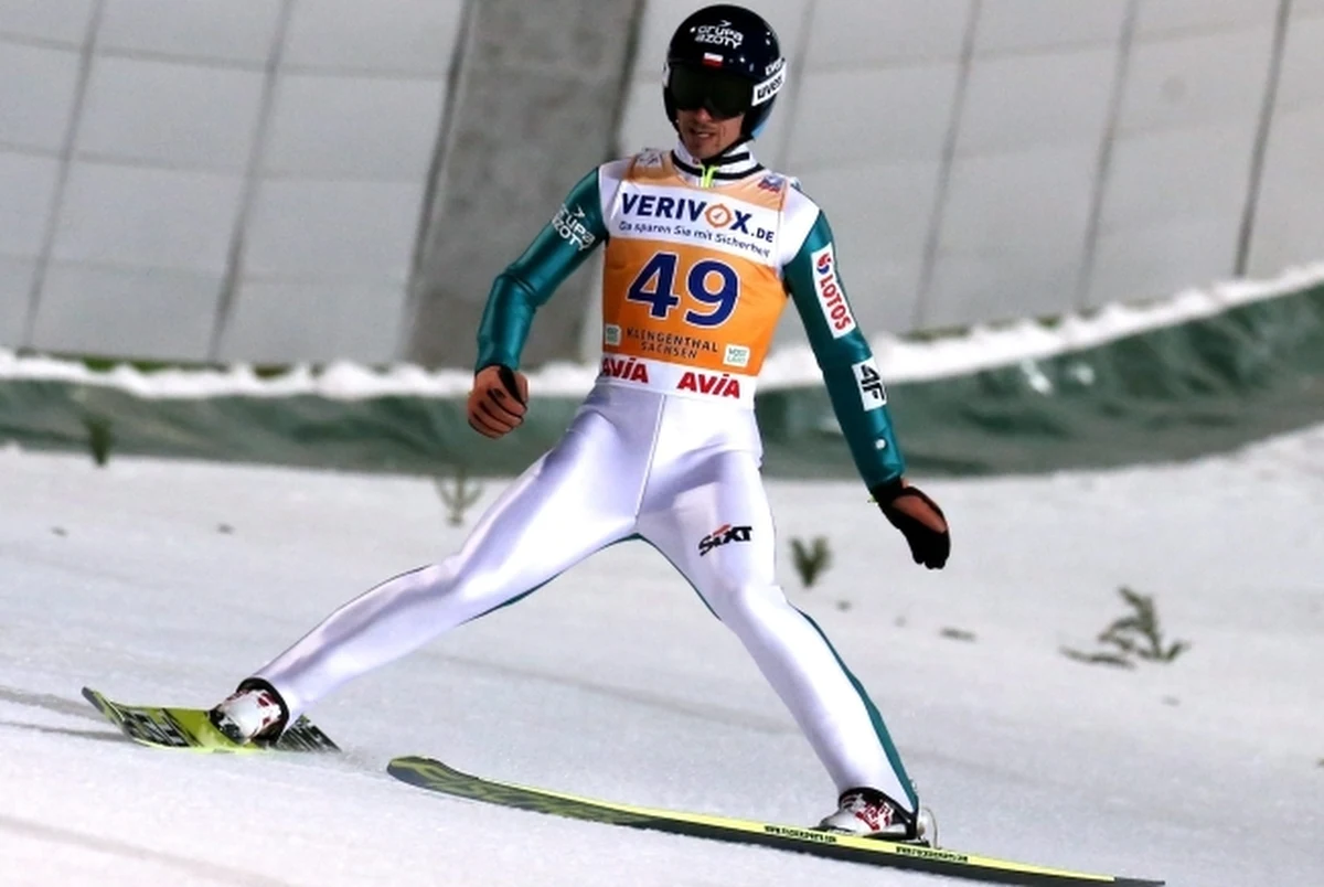 Nasi skoczkowie nie awansowali do finałowej serii drużynowego konkursu skoków narciarskich w niemieckim Klingenthal. Polacy zajęli dziewiąte miejsce. Do awansu zabrakło zaledwie 0,1 punktu. Rzutem na taśmę do drugiej serii przeszli Austriacy. Ostatecznie konkurs wygrali Niemcy przed Japonią i Norwegią. 