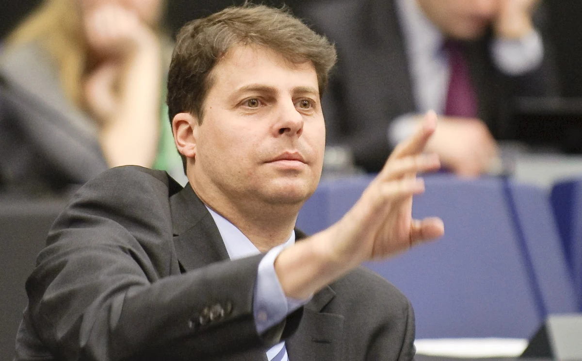 Wybrany z listy Prawa i Sprawiedliwości europoseł Mirosław Piotrowski nie wyklucza startu w przyszłorocznych wyborach prezydenckich – podaje „Newsweek”. Jeżeli tak się stanie, Andrzej Duda będzie miał prawicowego kandydata popieranego przez Radio Maryja i Ruch Narodowy.