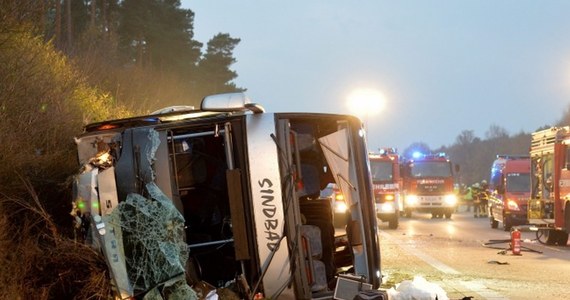 Autokar należący do firmy Star Turist z Olsztyna z 66 pasażerami na pokładzie miał wypadek na autostradzie A10 w okolicy Berlina. 22 osobom udzielono pomocy medycznej, 11 jest ciężko rannych.