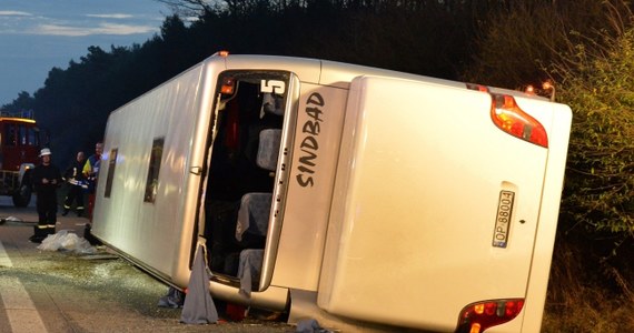 Kierowca prawdopodobnie zasnął - usłyszała reporterka RMF FM od pasażerów autobusu, który w niedzielę nad ranem miał wypadek na autostradzie w Niemczech. W niemieckich szpitalach pozostaje 8 osób. Jedna z nich ma cięższe obrażenia, które jednak nie zagrażają jej życiu.