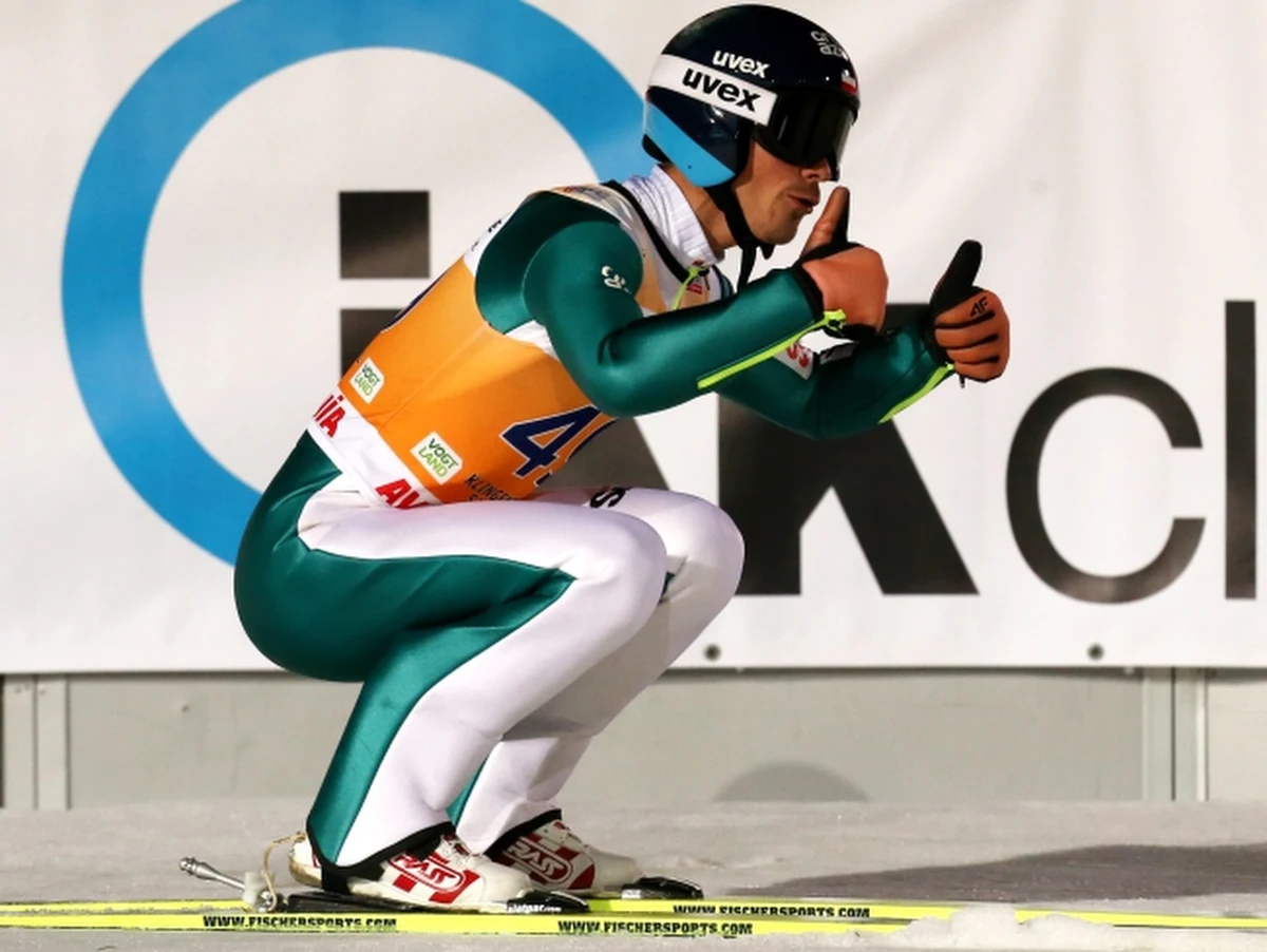 Pierwszy indywidualny konkurs Pucharu Świata w nowym sezonie wygrał Czech Roman Koudelka, który po pierwszej serii zajmował 4. miejsce. Na podium znaleźli się także Austriak Stefan Kraft i Niemiec Andreas Wellinger. W finałowej serii wystąpiła tylko dwójka Polaków – Piotr Żyła (14.) i Maciej Kot (29.).