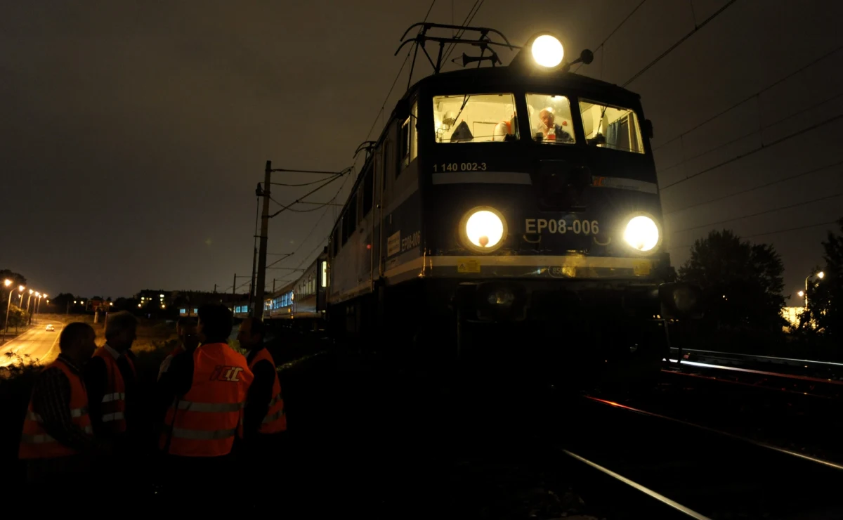 Kilkudziesięciominutowe opóźnienia pociągów na trasie Warszawa-Poznań. W miejscowości Podgór w Wielkopolsce na tory z wiaduktu spadł samochód osobowy. 