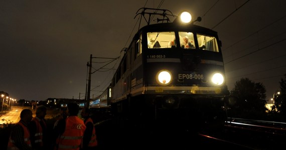 Kilkudziesięciominutowe opóźnienia pociągów na trasie Warszawa-Poznań. W miejscowości Podgór w Wielkopolsce na tory z wiaduktu spadł samochód osobowy. 