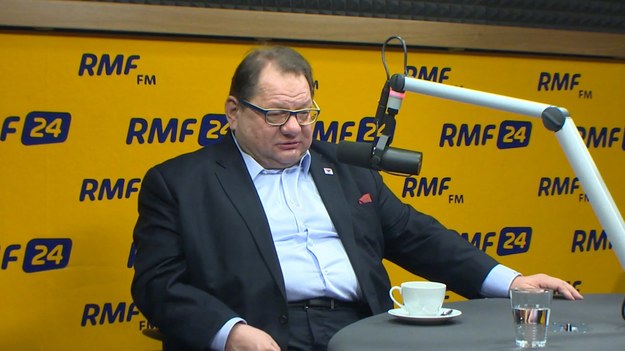 "Nie mam pojęcia, co się stało Millerowi. Bardzo proszę nie łączyć mnie z tym, co w ostatnich dniach robił" - mówi Ryszard Kalisz w Kontrwywiadzie RMF FM o współpracy szefa SLD i Jarosława Kaczyńskiego. "Łapię się za głowę, jak mogło mu to przyjść do głowy, żeby poprzeć antysystemowy pomysł Kaczyńskiego" - dodaje.