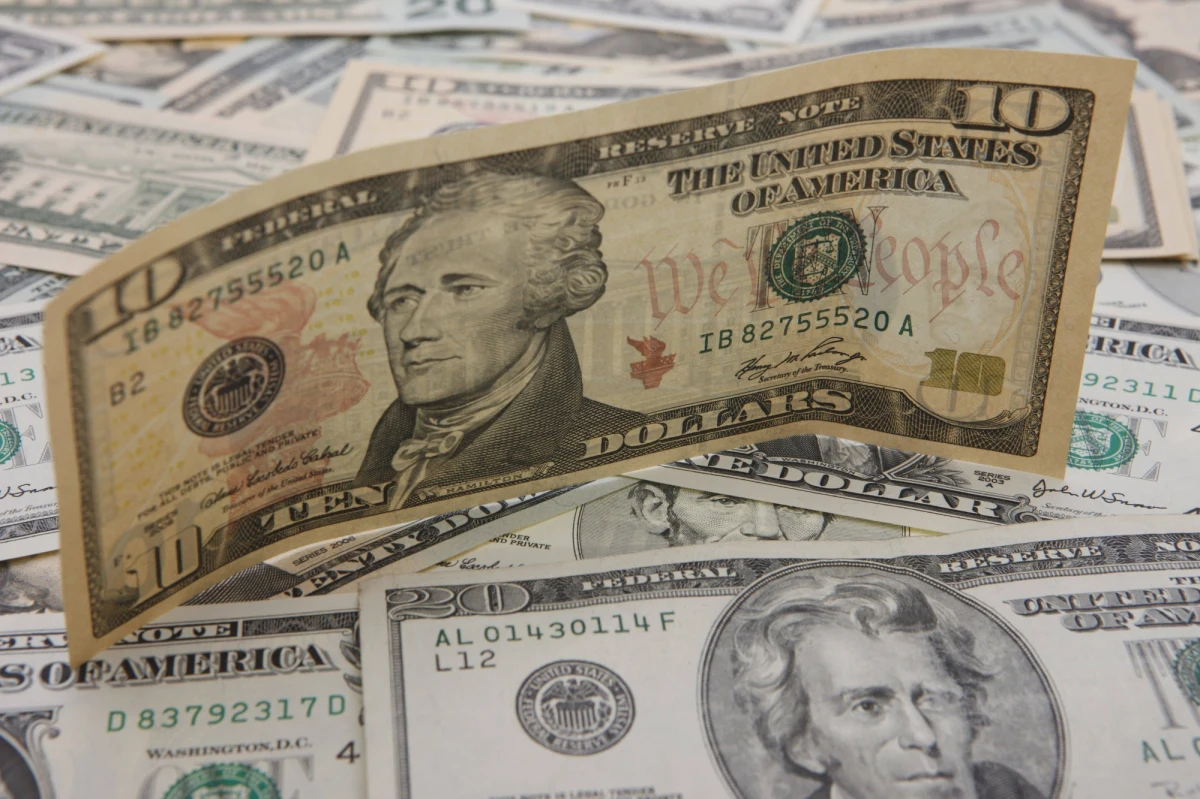 Rosja traci około 40 miliardów dolarów rocznie z powodu sankcji nałożonych przez Zachód i 90-100 miliardów dolarów z powodu spadku cen ropy - przyznał minister finansów Federacji Rosyjskiej Anton Siłuanow.